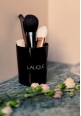 луксозна ароматна свещ Lalique Santal Goa с дървесно мускусен аромат и черна кутия с лого от GourmetHouse
