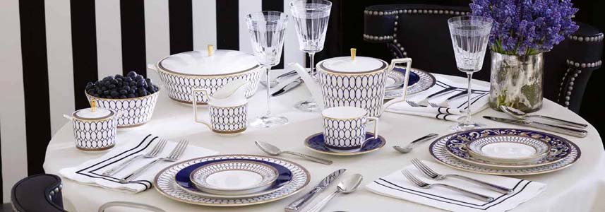 Красиво подредена маса със син сервиз Ренесанс от костен порцелан Wedgwood 